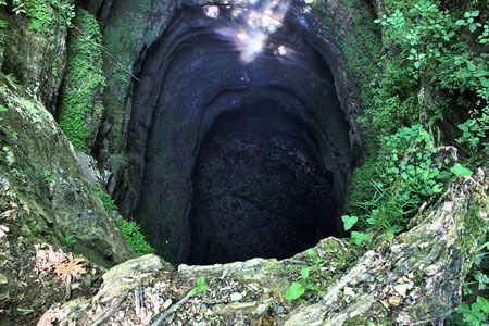 Những lỗ hổng lạ và ấn tượng nhất thế giới