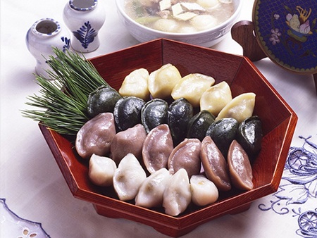  Bánh Songpyeon của Hàn Quốc được nặn hình trăng khuyết với đủ màu sắc đẹp mắt