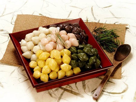 Khám phá hương vị bánh trung thu ở các nước - 4 Bánh được làm từ bột nếp và hấp với lá thông tươi