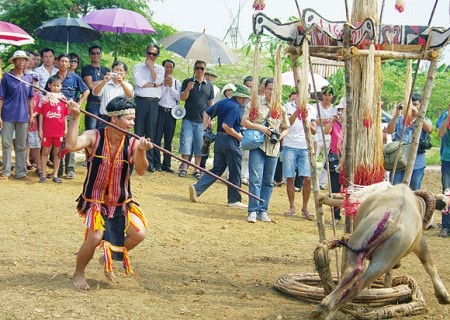 Hai lễ hội ở Việt Nam khiến du khách Tây kinh hãi - 2 Hai lễ hội ở Việt Nam khiến du khách Tây kinh hãi