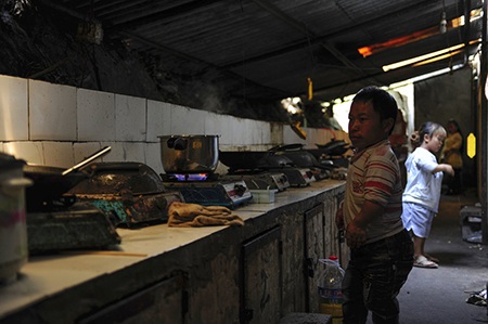 Tới thăm "Vương quốc của những người lùn" - 11 Nấu ăn trong căn bếp tập thể.