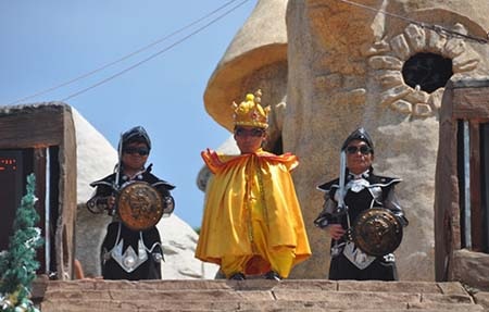 Tới thăm "Vương quốc của những người lùn" - 2 Vương quốc có cả Vua và Hoàng hậu