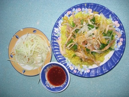Về Hội An đừng bỏ lỡ món cơm gà nức tiếng - 3 Một đĩa cơm gà xé là sự tổng hòa nhiều màu sắc và mùi vị