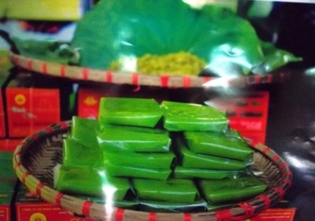 Về phố làm bánh "hỏi vợ cho thiên hạ" - 1 Cũng gạo nếp với đậu xanh nhưng hương vị bánh cốm thì lại khác với bất kỳ loại bánh nào.