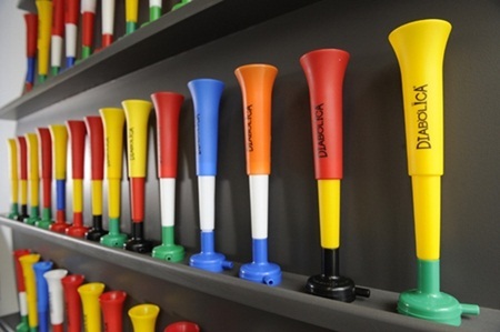 Những món quà đặc trưng nhất ở các quốc gia - 4 Những chiếc kèn vuvuzela nổi tiếng với nhiều màu sắc đa dạng.