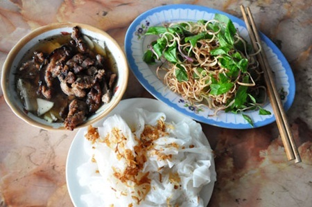 Về quê hương nhà văn Nam Cao khám phá món ngon dân dã - 4 Bánh cuốn chả nướng ở Phủ Lý có nét rất riêng không giống những nơi khác.