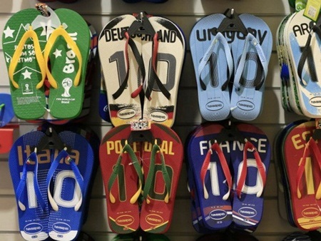 Những món quà đặc trưng nhất ở các quốc gia - 5 Những chiếc dép xỏ ngón Havaianas vừa tiện dụng vừa dễ mua.