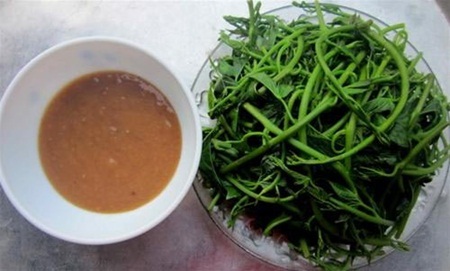 Về quê hương nhà văn Nam Cao khám phá món ngon dân dã - 5 Món mắm cáy rất phù hợp để chấm rau lang luộc.