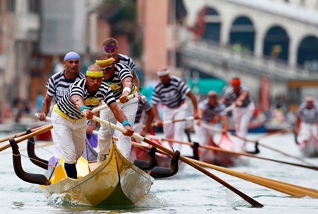 Khám phá lễ hội đua thuyền quý tộc ở Venice - 3 Những chiếc thuyền đua được trạm trổ cầu kỳ, công phu