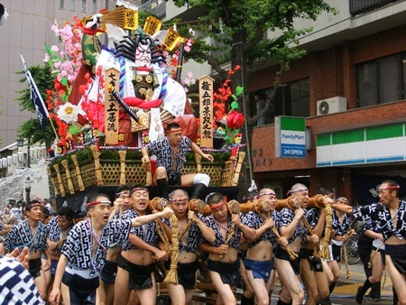 Lễ hội Okunchi Matsuri được tổ chức vào tháng 10 với nhiều hoạt động thú vị