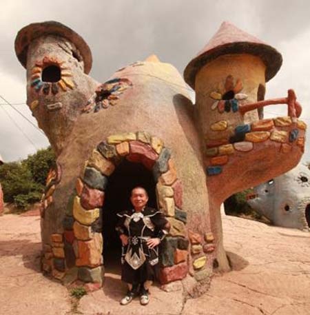 Tới thăm "Vương quốc của những người lùn" - 7  Cư dân vương quốc đứng trước cửa nhà