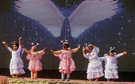 Tới thăm "Vương quốc của những người lùn" - 8 Những màn biểu diễn đặc sắc của người lùn