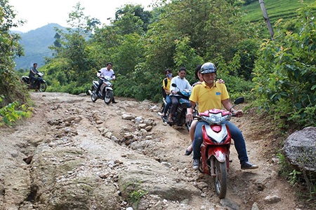 Hành trình Monte đến với trẻ em vùng cao tỉnh Nghệ An - 1 Những cung đường tới trường khúc khuỷu đầy đất đá mà nhóm tình nguyện đã đi qua