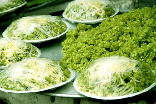 Về phố làm bánh "hỏi vợ cho thiên hạ" - 2 Để làm một chiếc bánh cốm ngon khâu chọn nguyên liệu phải rất kỹ càng và khắt khe.