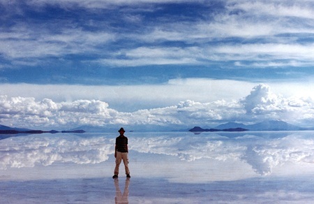 Khám phá vẻ đẹp huyền diệu của những sa mạc nổi tiếng - 1 Sa mạc muối Salar de Uyuni như một tấm gương khổng lồ
