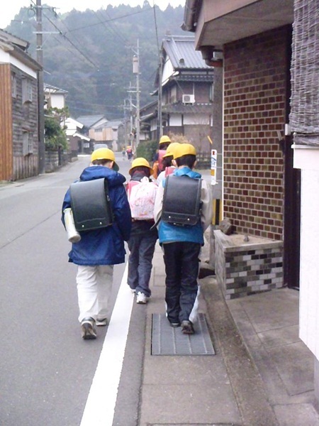 Cặp đã trở nên quen thuộc với học sinh tiểu học tại đây