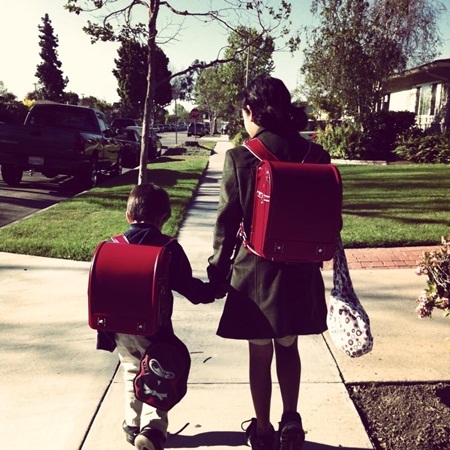 Cặp đã trở nên quen thuộc với học sinh tiểu học tại đây