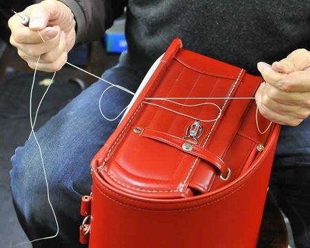Mỗi chiếc cặp được khâu bằng tay cẩn thận nên có giá thành không hề rẻ