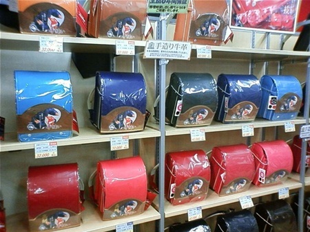 Mỗi chiếc cặp được khâu bằng tay cẩn thận nên có giá thành không hề rẻ