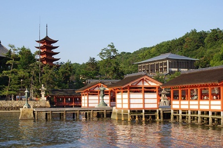 Những thị trấn xinh đẹp nhất thế giới - 8 Thị trấn Miyajima là nơi có nhiều ngôi đền cổ nổi tiếng.