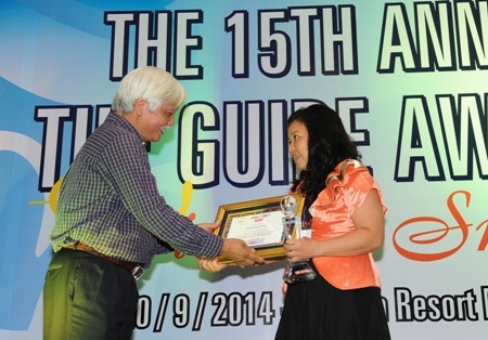 Đại diện khách sạn Fortuna Hà Nội nhận giải “khách sạn xuất sắc” do Thời báo kinh tế bình chọn.