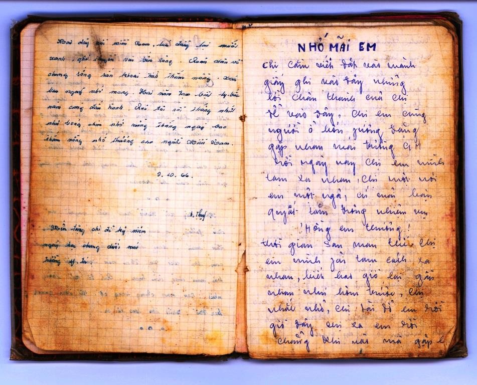 Cựu binh Úc trả lại thêm kỷ vật của bộ đội Việt Nam - 3 Cuốn sổ da cá sấu có nhiều bài thơ, văn và bài hát