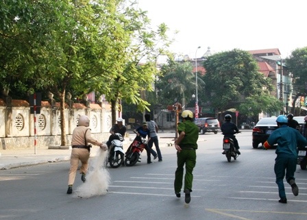 Độc giả lên tiếng trước biện pháp quăng lưới bắt “quái xế” - 2 Độc giả lên tiếng trước biện pháp quăng lưới bắt “quái xế” - 2