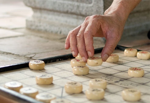 Tiền đánh bạc từ đâu mà có?  - 1