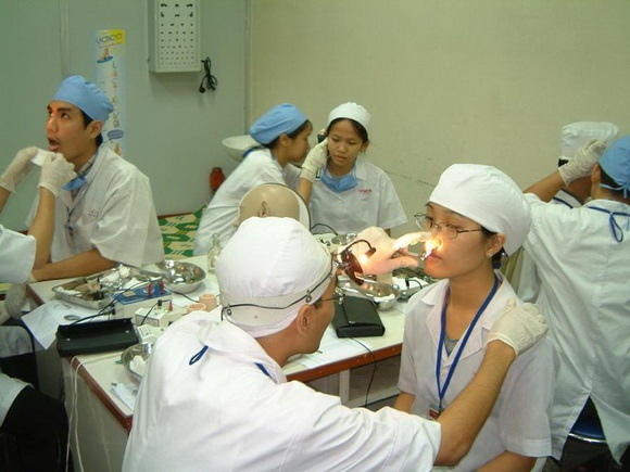 Mong một cách nhìn cảm thông cho nghề bác sĩ - 1