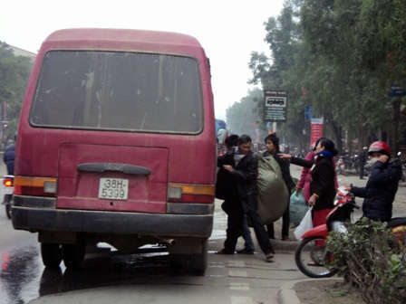 Ngăn chặn nạn “xe dù, bến cóc” vào dịp Tết! - 1