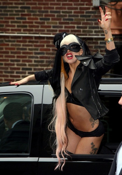 Tiếp tục sốc với quần áo của Lady Gaga - 19 Tiếp tục sốc với quần áo của Lady Gaga - 19