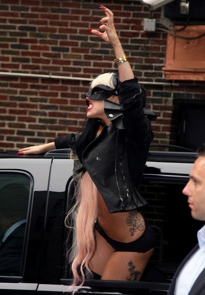 Tiếp tục sốc với quần áo của Lady Gaga - 16 Tiếp tục sốc với quần áo của Lady Gaga - 16
