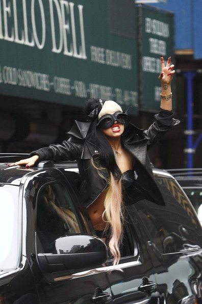 Tiếp tục sốc với quần áo của Lady Gaga - 17 Tiếp tục sốc với quần áo của Lady Gaga - 17