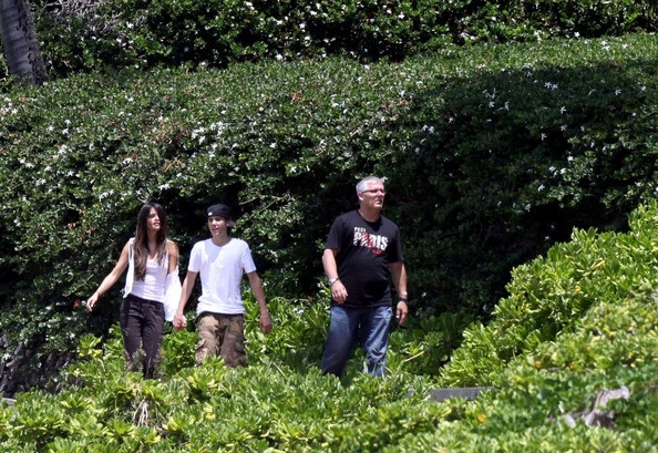 Justin Bieber tình tứ hôn Selena Gomez  - 4 Justin Bieber tình tứ hôn Selena Gomez  - 4