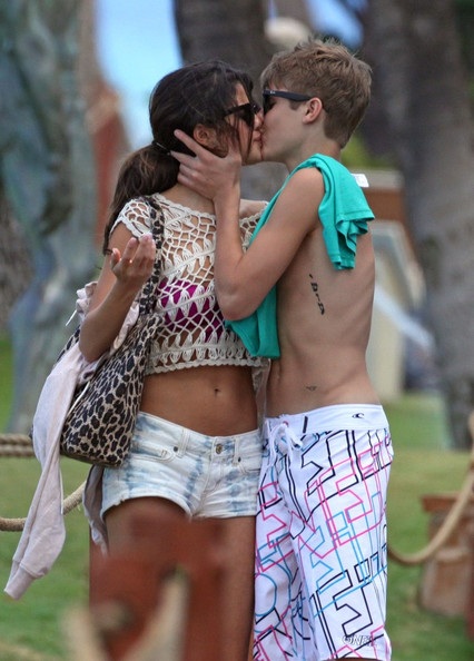 Justin Bieber tình tứ hôn Selena Gomez  - 8 Justin Bieber tình tứ hôn Selena Gomez  - 8