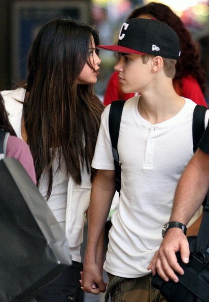 Justin Bieber tình tứ hôn Selena Gomez  - 1 Justin Bieber tình tứ hôn Selena Gomez  - 1