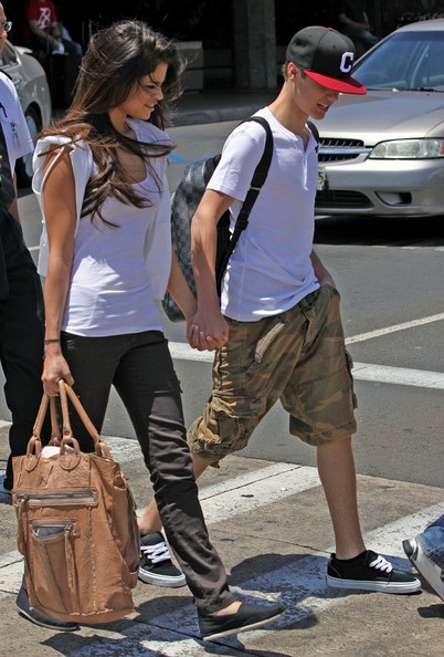 Justin Bieber tình tứ hôn Selena Gomez  - 3 Justin Bieber tình tứ hôn Selena Gomez  - 3