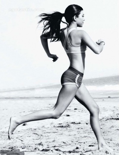 Chị gái cô Kim “siêu vòng ba” cũng khoe dáng chuẩn - 6