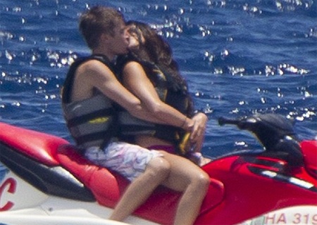 "Hot" photo series of Justin Bieber - Selena Gomez - 2