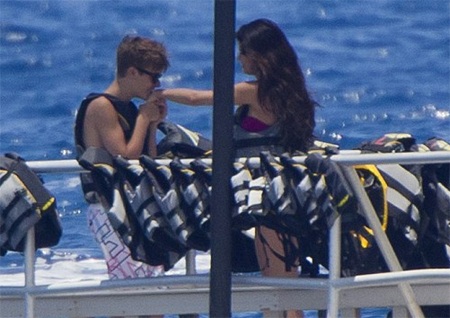 "Hot" photo series of Justin Bieber - Selena Gomez - 3