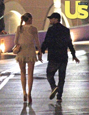 Leonardo DiCaprio bị bắt gặp nắm tay Blake Lively - 2 Leonardo DiCaprio bị bắt gặp nắm tay Blake Lively - 2