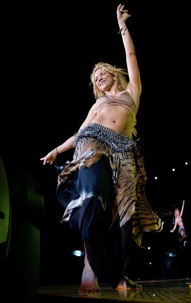 Shakira tình tứ với “phi công trẻ” trên sân khấu - 6 Shakira tình tứ với “phi công trẻ” trên sân khấu - 6