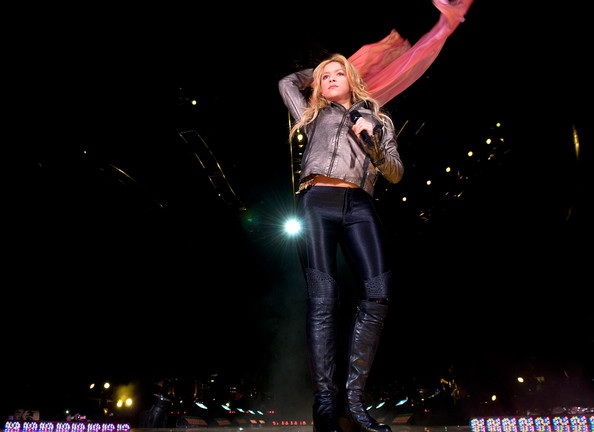 Shakira tình tứ với “phi công trẻ” trên sân khấu - 12 Shakira tình tứ với “phi công trẻ” trên sân khấu - 12