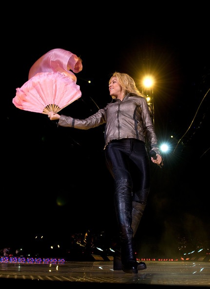 Shakira tình tứ với “phi công trẻ” trên sân khấu - 14 Shakira tình tứ với “phi công trẻ” trên sân khấu - 14