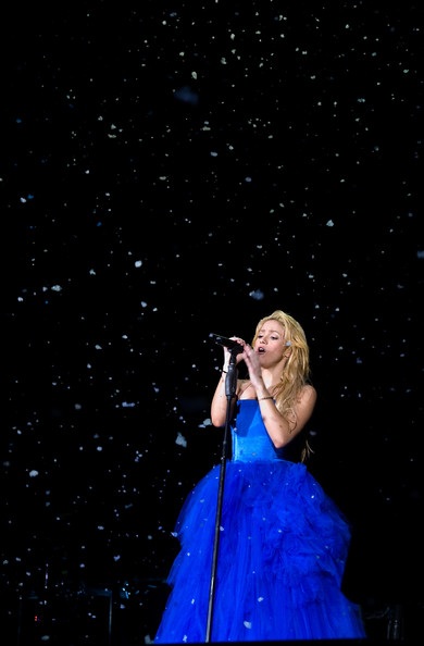 Shakira tình tứ với “phi công trẻ” trên sân khấu - 28 Shakira tình tứ với “phi công trẻ” trên sân khấu - 28