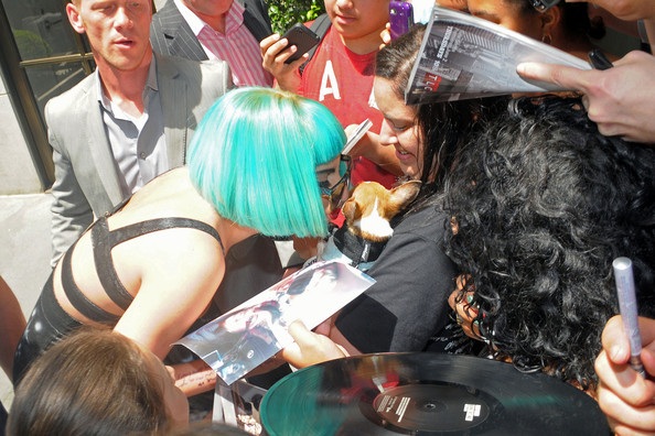 Lady Gaga tiếp tục “lênh khênh” trên đôi giày khủng - 8 Lady Gaga tiếp tục “lênh khênh” trên đôi giày khủng - 8