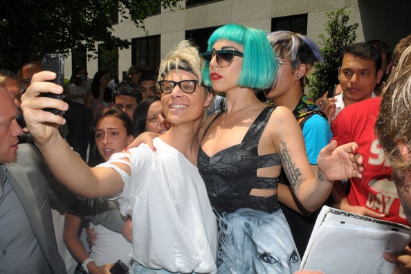 Lady Gaga tiếp tục “lênh khênh” trên đôi giày khủng - 10 Lady Gaga tiếp tục “lênh khênh” trên đôi giày khủng - 10