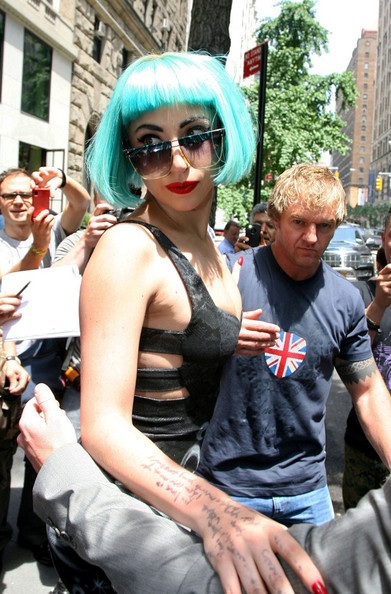 Lady Gaga tiếp tục “lênh khênh” trên đôi giày khủng - 5 Lady Gaga tiếp tục “lênh khênh” trên đôi giày khủng - 5