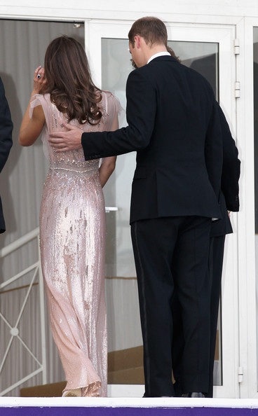 Vợ chồng hoàng tử Anh vui vẻ dự tiệc - 7