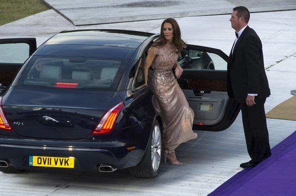 Vợ chồng hoàng tử Anh vui vẻ dự tiệc - 1